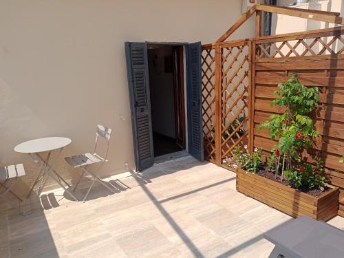 einen Balkon mit einem Tisch, einem Tisch und einem Stuhl in der Unterkunft Locanda del Glicine in Campagnatico