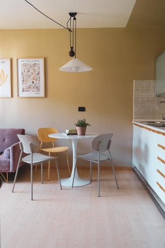 una cucina e una sala da pranzo con tavolo e sedie di Casa Matisse a Trento