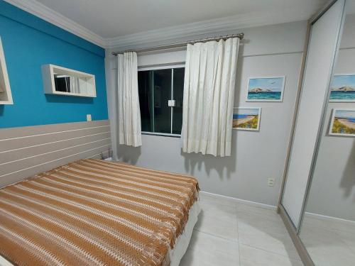 a bedroom with a bed and a window at Bombinhas - Residencial Atalanta 101A in Bombinhas