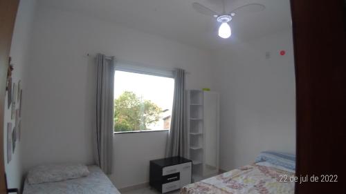 um quarto com uma janela e uma cama em Condomínio Bella Vista em Porto Seguro