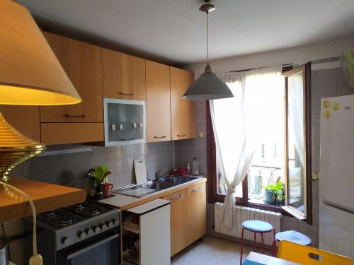 uma cozinha com um fogão, um lavatório e uma janela em Two Steps from Rialto em Veneza