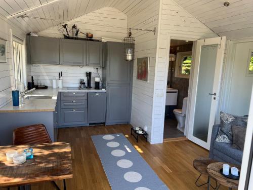 una cocina y sala de estar en una casa pequeña en Exclusive guesthouse with stunning Seaview!, en Värmdö