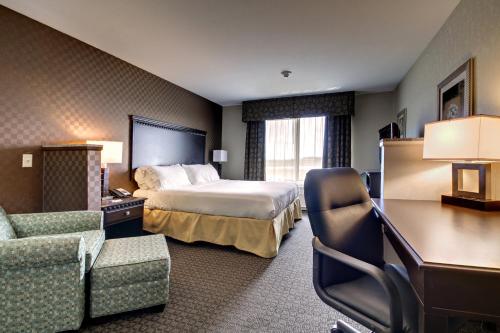 ein Hotelzimmer mit einem Bett und einem Schreibtisch in der Unterkunft Holiday Inn Express Peru-Lasalle Area, an IHG Hotel in Peru