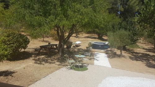 eine Luftansicht auf einen Park mit einem Picknicktisch und einem Baum in der Unterkunft Magnifique Cabanon face au Garlaban à Aubagne in Aubagne