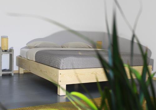ein Bett mit zwei Kissen auf einem Zimmer in der Unterkunft jelenrét 
