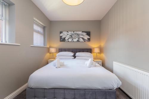 A bed or beds in a room at Ashton Mews apartment with free parking