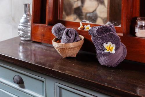 een aanrecht met handdoeken op een tafel bij Unique Balian beach house in Antasari