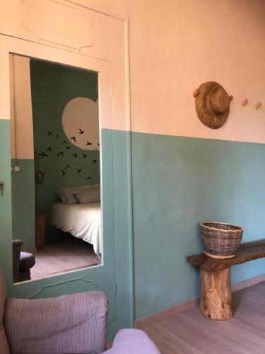 uno specchio in una stanza con un letto e una camera da letto di Corte Bargagli, dolce casa in palazzo toscano a Sarteano