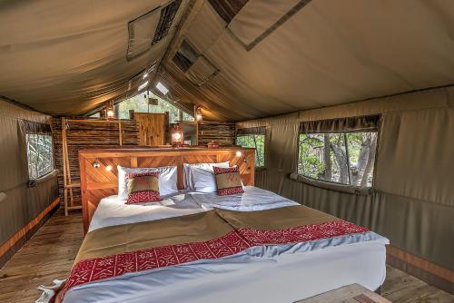 a bedroom with a bed in a tent at Semowi Lodge in Mirapene