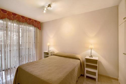 プエルト・デ・サンティアゴにあるVivienda Vacacional Aguadulceのベッドルーム1室(ベッド1台、大きな窓付)