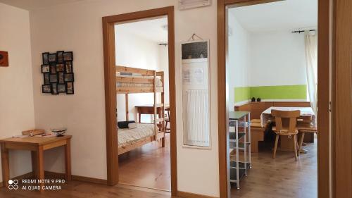 espejo en una habitación con dormitorio y mesa en Appartamenti Viola, en Cavedago