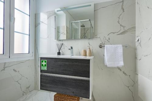 ein Bad mit einem Waschbecken und einem Spiegel in der Unterkunft Casa de Sao Tiago 2 in Funchal