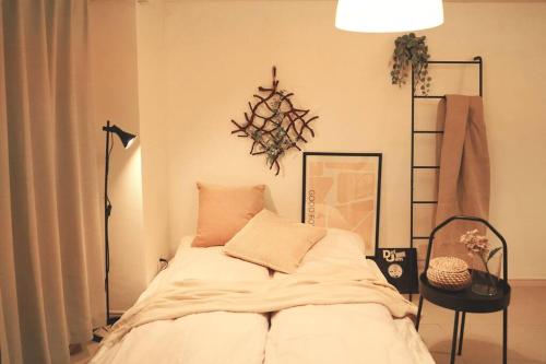 a bedroom with a bed with a chandelier on the wall at 久Hisashi大須観音店民泊 in Minami-sotoborichō