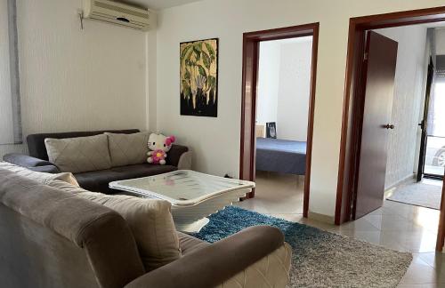 ein Wohnzimmer mit einem Sofa und einem Couchtisch in der Unterkunft 3 Bedroom Apartment with pool in Čeluga