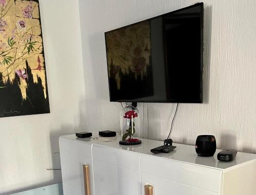 TV a/nebo společenská místnost v ubytování 3 Bedroom Apartment with pool