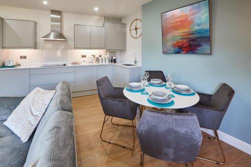 sala de estar con mesa y sofá en Host & Stay - The Loft @ The Regency en Harrogate