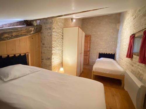 - une chambre avec 2 lits dans l'établissement Domaine de la Laigne - Spa, à Asnières-la-Giraud