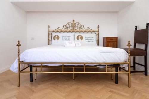 1 dormitorio con 1 cama grande con sábanas blancas en BORGO LEVI, en Aliano