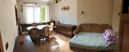 uma sala de estar com um sofá e uma mesa em Wonderful house em Sokolov