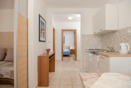 Kuchyň nebo kuchyňský kout v ubytování Apartmani Putnik