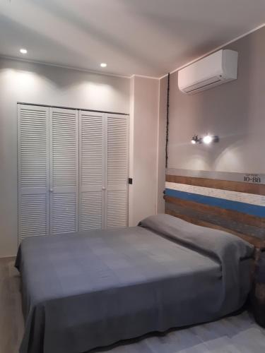 um quarto com uma cama grande e um closet em Casa Pepito em Bogliasco