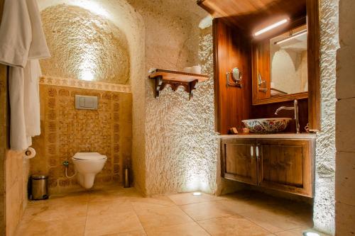 Koupelna v ubytování Ottoman Cave Suites