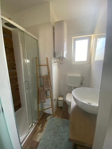 y baño con lavabo, ducha y aseo. en Apartment Ella en Zadar