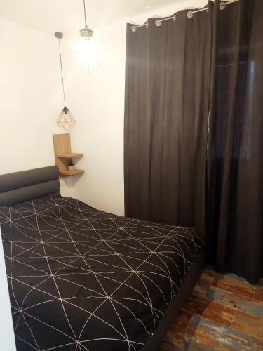 een slaapkamer met een bed met een zwart gordijn bij Apartment Ella in Zadar