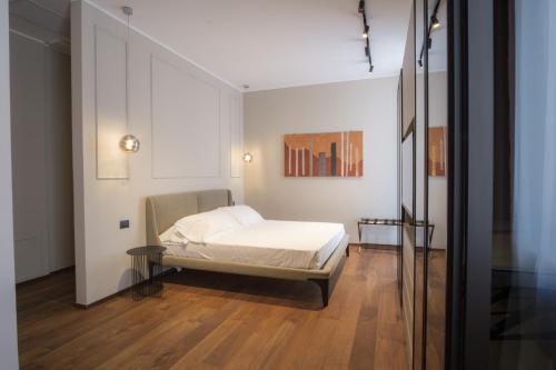 1 dormitorio con 1 cama en el centro de una habitación en PALAZZO DANISI ROOMS&SUITES en Bari