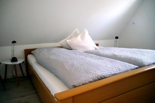 クックスハーフェンにあるHeidhöhn 8のベッド(白いシーツ、枕付)