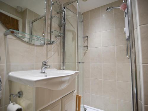 un baño con lavabo y ducha en 1 Argyle House, en Lyme Regis