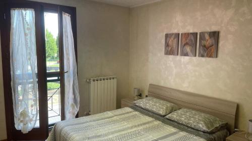 Katil atau katil-katil dalam bilik di Rose e Frutta ristrutturato con parcheggio