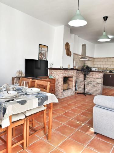 sala de estar con mesa y chimenea en El Jándalo, en Benaocaz