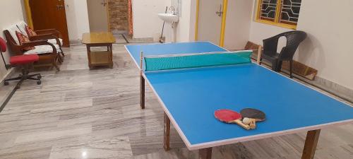 - une table de ping-pong bleue avec deux poupées dans l'établissement KANAK HOME STAY, à Varanasi