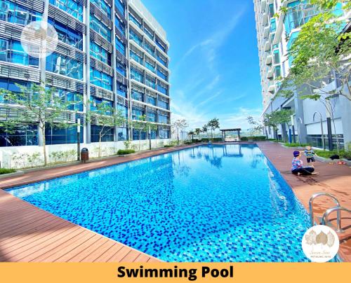 une piscine en face d'un bâtiment dans l'établissement Pacific Home Petaling Jaya by Seven Sins, à Petaling Jaya