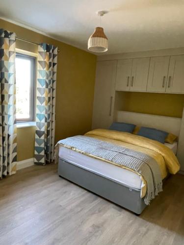 - une chambre avec un grand lit dans l'établissement Garryvoe - Ballycotton Bay & Island View, à Garryvoe