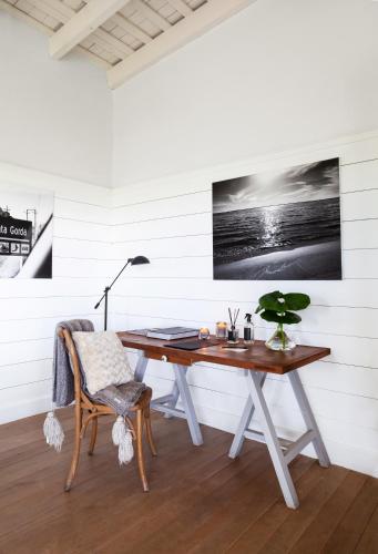 an office with a desk and a chair at Casa Chic Carmelo in Carmelo