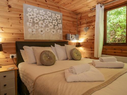 溫德米爾的住宿－Scafell Lodge，小木屋内一间卧室,配有一张床