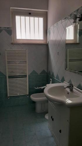 La salle de bains est pourvue d'un lavabo, de toilettes et d'une baignoire. dans l'établissement Casa Lea, à Roseto degli Abruzzi