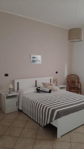 - une chambre avec un grand lit et une couette noire et blanche dans l'établissement Casa Lea, à Roseto degli Abruzzi