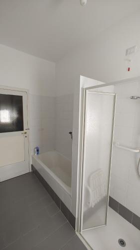 Das Bad ist mit einer Dusche und einer Badewanne ausgestattet. in der Unterkunft Casa Battisti in Sondrio