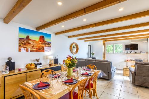 une cuisine et un salon avec une table et des chaises dans l'établissement Chalet Lo Grané, à Jarrier