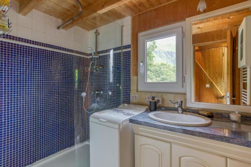 a bathroom with a sink and a washing machine at Chalet Lo Grané in Jarrier