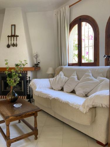 - un salon avec un canapé et une table dans l'établissement Casa Yaima, à Dénia