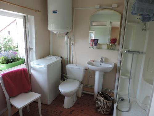 een kleine badkamer met een toilet en een wastafel bij Petite maison rustique 