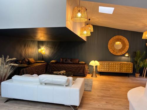 un soggiorno con divano bianco e tavolo di CALANQUE D'EN VAU a Cassis