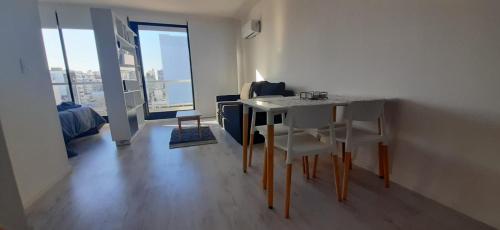 un comedor con mesa y sillas en una habitación en Apart hermoso cerca del pulmón verde porteño - Alkyl House en Buenos Aires