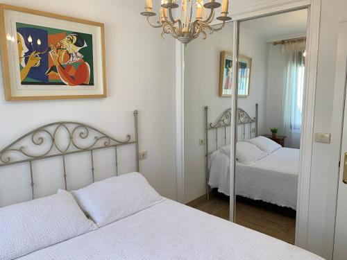 カンガス・デ・モラソにあるMi casita de Cangasのベッドルーム1室(ベッド2台、鏡付)
