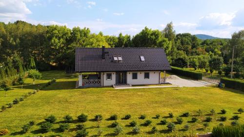 a small white house with a large yard at Sielska Dolina pod Ślężą in Mysłaków