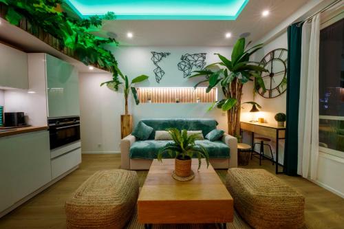 un salon avec un canapé et une table dans l'établissement 06K3 - La Pagoda Unique et atypique à 30 m de la mer, à Antibes